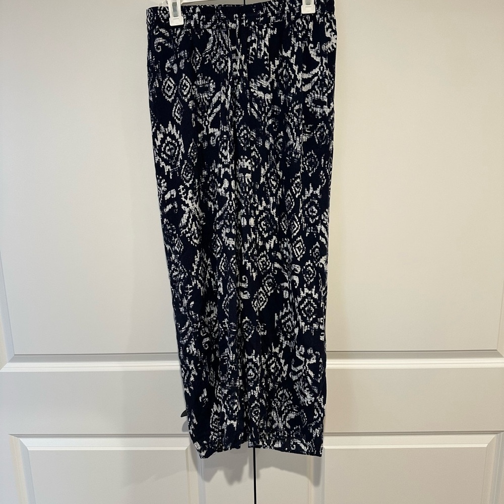 Cupio wide leg flowy pants size Small. Navy and white batik pattern